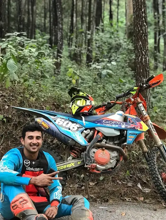 Ali Syakieb mengaku jika hobinya tersebut merupakan salah satu olahraga mahal. Apalagi olahraga motocross memerlukan tempat khusus. Tampil keren, begini penampilan Ali saat sedang istirahat di track hutan.(Liputan6.com/IG/@alisyakieb)