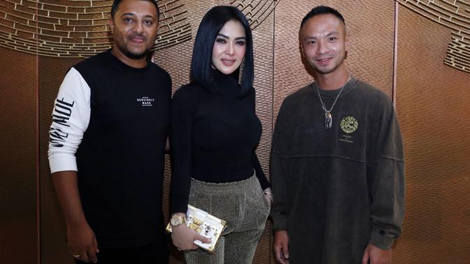 Syahrini bersama founder Untold dan Watchanish.