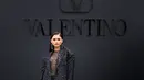 Zendaya mencuri perhatian saat hadir di show Valentino dengan outfit bernuansa hitam. Zendaya mengenakan gaun transparan dengan detail jaring-jaring yang dipadukan dengan short pants dan sequin blazer. (Valentino)