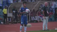 Aksi bek sayap kanan PSIS Semarang, Fredyan Wahyu saat melawan Arema FC (14/3/2020). (Bola.com/Vincentius Atmaja)