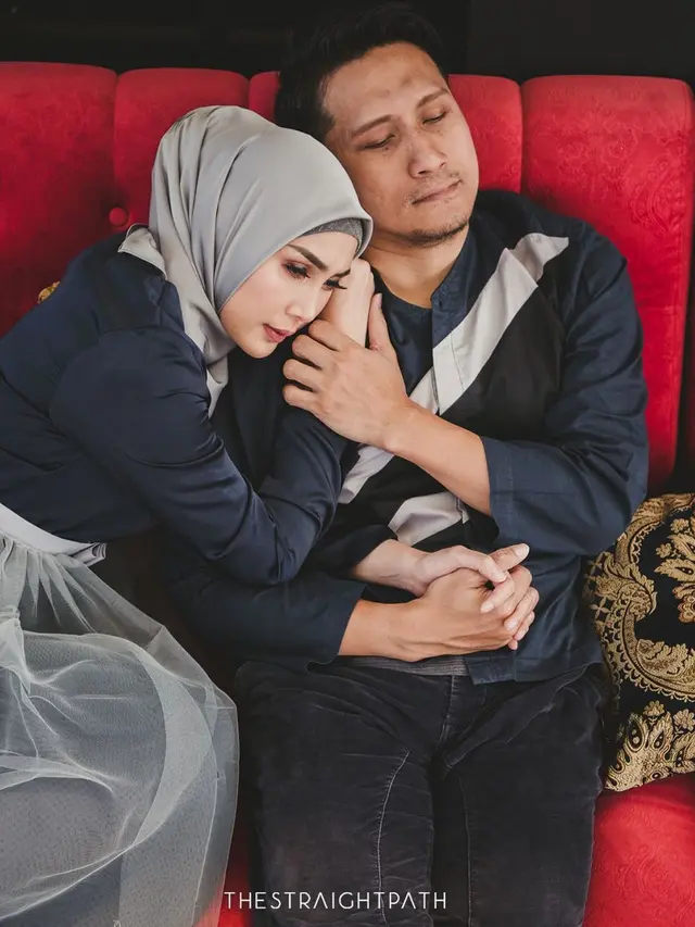 6 Potret Romantis Arie Untung dan Fenita Arie Pakai Baju Couple, Tampil Kompak