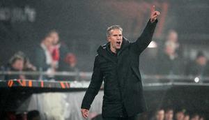Pelatih Feyenoord, Robin van Persie, memberikan instruksi kepada anak asuhnya saat menghadapi Celtic pada lanjutan Liga Europa, Jumat (28/11/2025) dini hari WIB. (AP Photo/Peter Dejong)