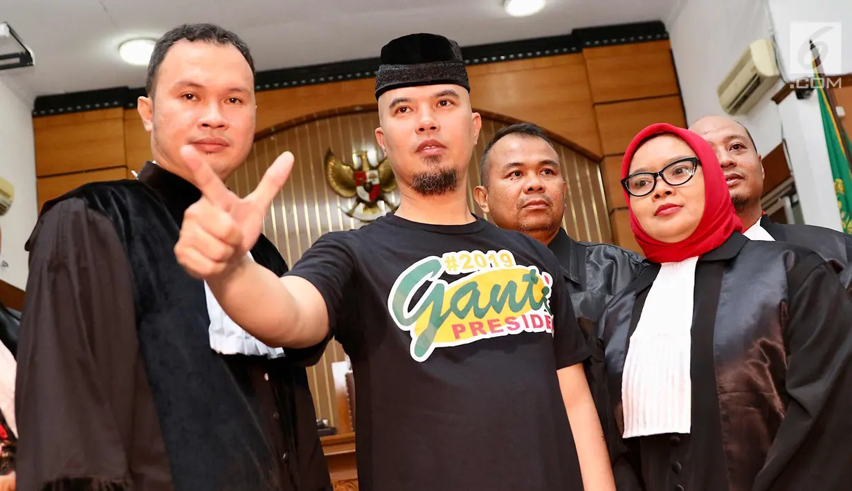Ahmad Dhani Prasetyo berpose usai menjalani sidang perdana kasus ujaran kebencian di PN Jaksel, Senin (16/4). Dhani dinilai melanggar Pasal 28 ayat 2 juncto Pasal 45A ayat 2 Undang-undang Nomor 19 Tahun 2016 tentang ITE. (Liputan6.com/Immanuel Antonius)