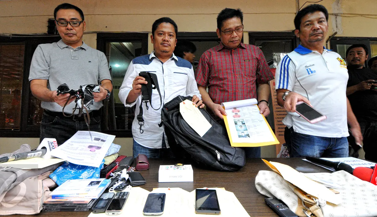 Sub Direktorat 6 (Curanmor) Ditreskrimum Polda Metro Jaya mengungkap kasus pencurian kendaraan bermotor (curanmor) dengan mengajak kencan pasangan sesama pria, atau kencan gay, di Mapolda Metro Jaya, Jakarta, Minggu (28/6). (Liputan6.com/Yoppy Renato)
