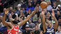 Guard Minnesota Timberwolves Jeff Teague (kanan) melepas tembakan tanpa bisa dihentikan bintang Houston Rockets James Harden pada lanjutan NBA di Target Center, Minggu (18/3/2018) atau Senin (19/3/2018) WIB. (AP Photo/Andy Clayton-King)