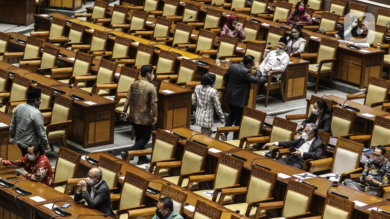 FOTO: Diwarnai Aksi Walk Out, DPR Sahkan RUU Omnibus Law Cipta Kerja Jadi Undang-Undang
