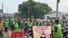 Kumpulan massa aksi demo berada di sekitar Mako Brimob Kwitang, Jakarta Pusat pada Jumat (29/8/2025) siang. (Liputan6.com/Maulandy)