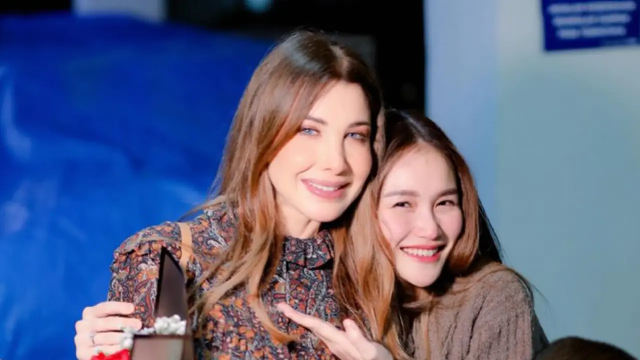 Potret Ayu Ting Ting Nyanyi Bareng Nancy Ajram