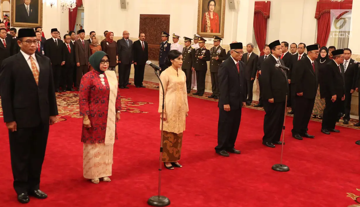 Sebanyak tujuh anggota Dewan Kehormatan Penyelenggara Pemilu (DKPP) periode 2017-2022 menghadiri acara pelantikan di Istana Negara, Jakarta, Senin (12/6). Pelantikan dipimpin langsung oleh Presiden Joko Widodo (Jokowi). (Liputan6.com/Angga Yuniar)