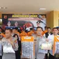 Kapolresta Bandung, Kombes Pol Kusworo Wibowo tengah menunjukan barang bukti obat keras terlarang atau OKT di Mapolresta Bandung, Soreang, Kabupaten Bandung,  21 Agustus 2023.