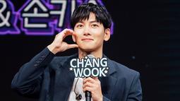 Melansir KapanLagi, ini merupakan kali pertama Ji Chang Wook ke Jakarta. Sebelumnya, aktor 35 tahun itu pernah ke Indonesia saat mengunjungi Bali untuk photoshoot. Pria berparas tampan itu mengaku suka dengan nasi goreng. Menurutnya, rasa makanan Indonesia itu sangat enak. (Liputan6.com/IG/@jichangwook)
