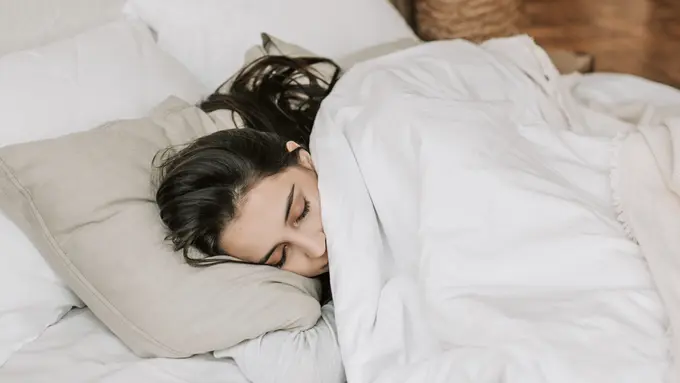 Ketahui Perbedaan Sarung Bantal Satin dan Sutra untuk Kesehatan Rambut