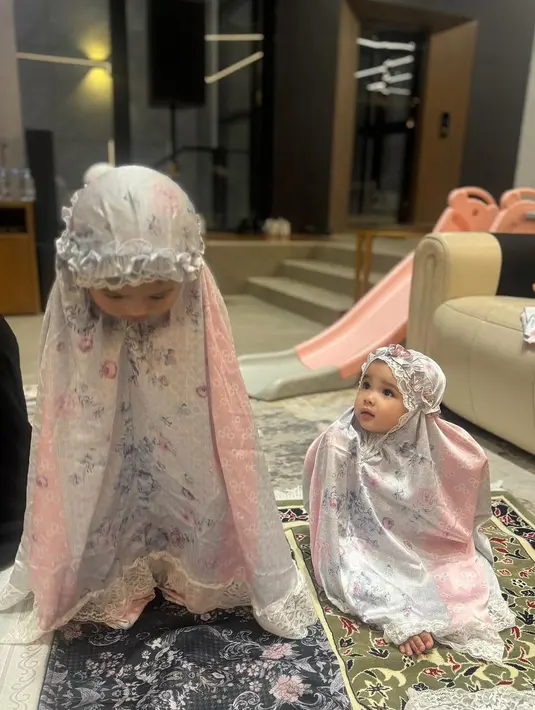 Ameena dan Azura. [Foto: Instagram/attahalilintar]