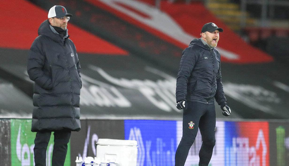 Pria asal Autria itu meneteskan air mata dan jatuh berlutut tepat setelah wasit meniup peluit panjang tanda akhir pertandingan. (AP Photo/Adam Davy,Pool)