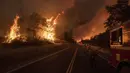 Petugas berusaha memadamkan api yang melanda kawasan California, Amerika Serikat, Sabtu (8/7). Dalam waktu singkat, api telah menghanguskan 10 rumah dan membakar lebih dari 800 hektar hutan. (AP Photo / Noah Berger)