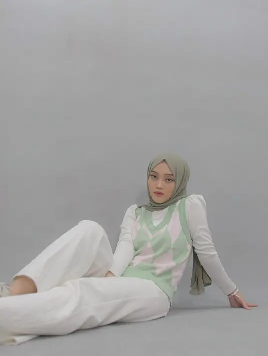 <p>Argyle vest berwarna sage green adalah outfit kekinian yang harus kamu miliki.&nbsp;(instagram/putridelinaa)</p>