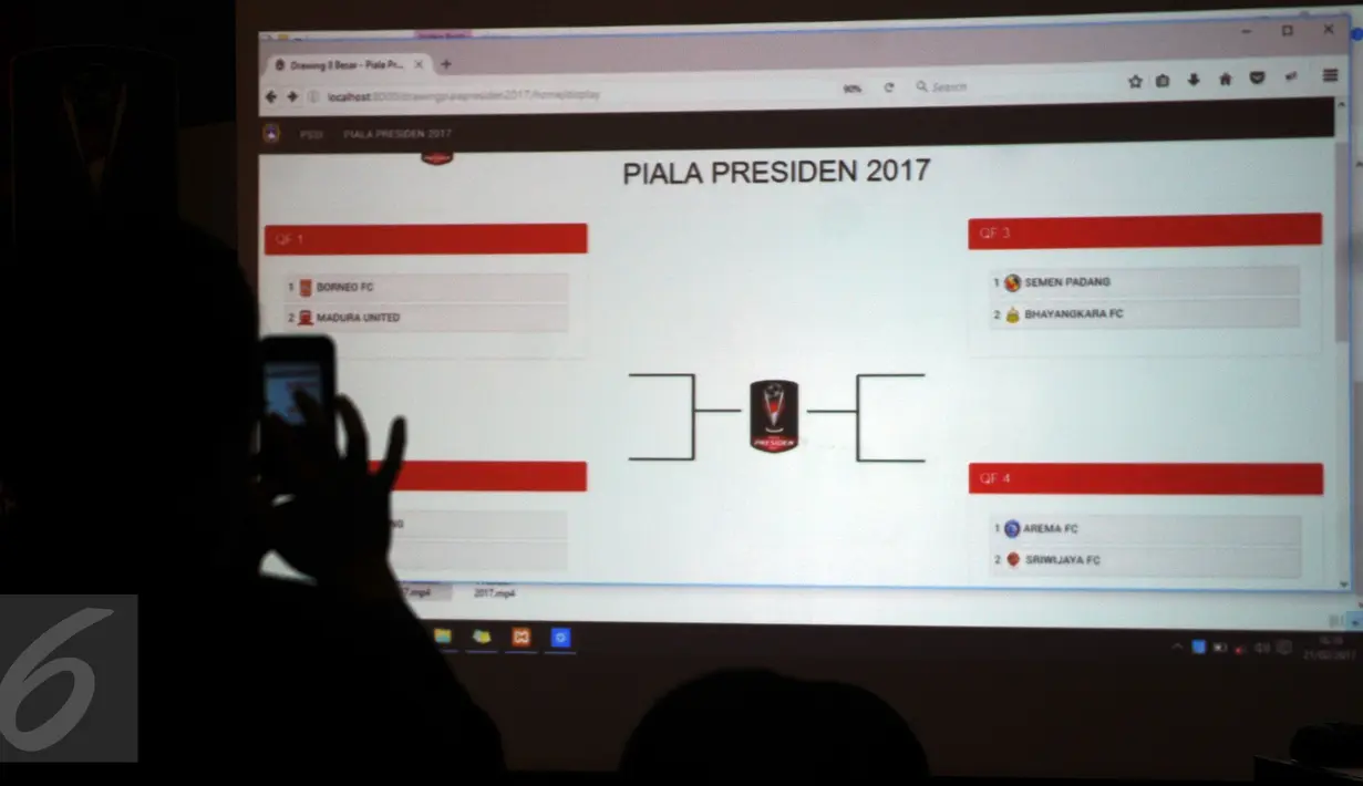 Salah satu peserta memotret hasil undian jadwal pertandingan babak 8 besar Piala Presiden 2017 di Jakarta, Selasa (21/2). Babak 8 besar Piala Presiden 2017 digelar di Stadion Manahan, Solo 25-26 Februari. (Liputan6.com/Helmi Fithriansyah)