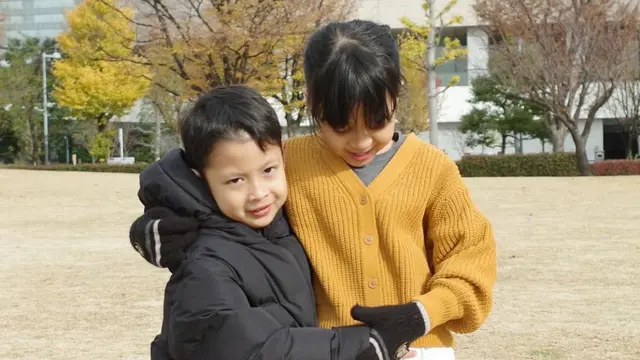 Momen Liburan Natasha Rizky dan Desta ke Jepang Ajak Anak-Anak (credit: https://www.instagram.com/desta80s/)
