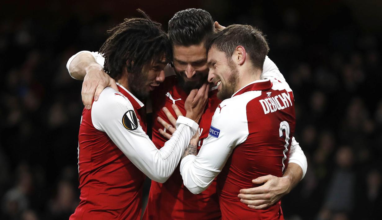 Para pemain Arsenal merayakan gol yang dicetak oleh Olivier Giroud ke gawang BATE Borisov pada laga Liga Europa di Stadion Emirates, Jumat (8/12/2017). Arsenal menang 6-0 atas BATE Borisov. (AP/Kirsty Wigglesworth)