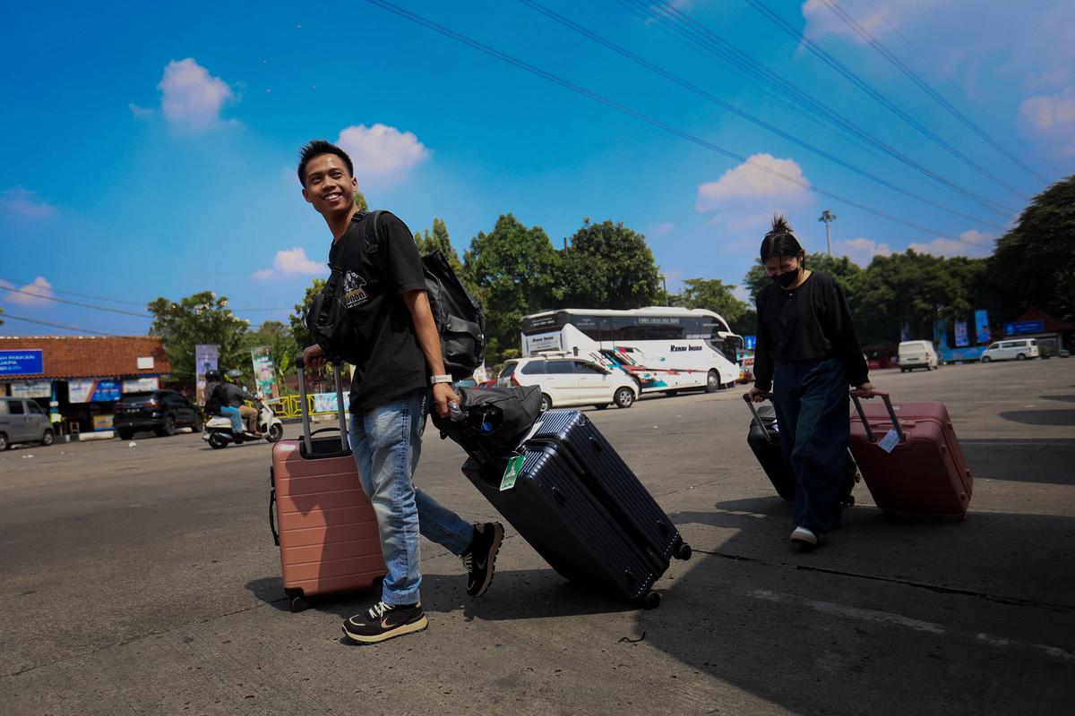 FOTO: Pemudik Padati Terminal Kampung Rambutan Menjelang Lebaran