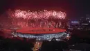 Suasana pesta kembang api saat pembukaan Asian Games di SUGBK, Jakarta, Sabtu, (18/8/2018). Pesta kembang api membuat langit Jakarta semakin gemerlap. (Bola.com/Peksi Cahyo)