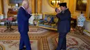 Presiden Prabowo Subianto melakukan pertemuan bilateral dengan Raja Inggris Charles III. (Jonathan Brady/POOL/AFP)