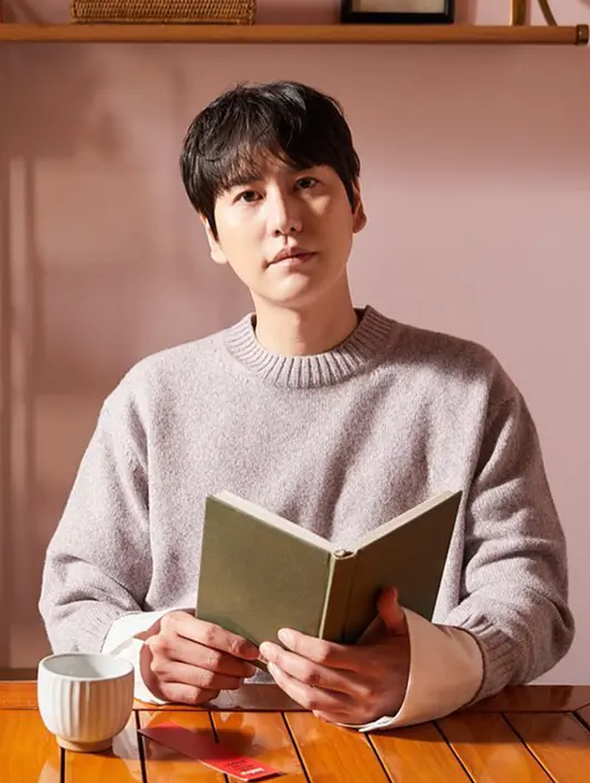 Kyuhyun saat berpose mengenakan sweater untuk promosi mini album terbarunya. Artis Korea yang baru-baru ini datang ke Indonesia itu memasangkan sweater rajutnya dengan kemeja putih berlengan panjang. (Instagram/@gyuram88)