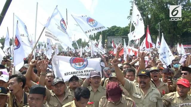 Ribuan perangkat desa berunjuk rasa di depan Istana Merdeka Jakarta Pusat. Mereka menuntut janji Presiden Jokowi mengangkat mereka jadi PNS