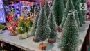 Pernak-pernik Natal dijual di salah satu toko di Pasar Baru, Jakarta, Selasa (13/12/2022). Dua pekan jelang perayaan Natal, penjualan pernak-pernik mulai terlihat di sejumlah toko di Jakarta, diskon bahkan diberikan untuk menarik perhatian pembeli seperti yang dilakukan toko di kawasan Pasar Baru ini. (Liputan6.com/Johan Tallo)