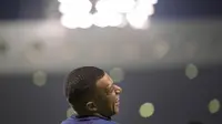 Penyerang Prancis, Kylian Mbappe tertawa selama sesi latihan di stadion Jassim Bin Hamad di Doha, Qatar, Jumat (16/12/2022). Prancis akan melawan Argentina pada pertandingan final Piala Dunia 2022 di Lusail Iconic Stadium, Minggu (18/12/2022). (AP Photo/Christophe Ena)