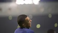 Penyerang Prancis, Kylian Mbappe tertawa selama sesi latihan di stadion Jassim Bin Hamad di Doha, Qatar, Jumat (16/12/2022). Prancis akan melawan Argentina pada pertandingan final Piala Dunia 2022 di Lusail Iconic Stadium, Minggu (18/12/2022). (AP Photo/Christophe Ena)