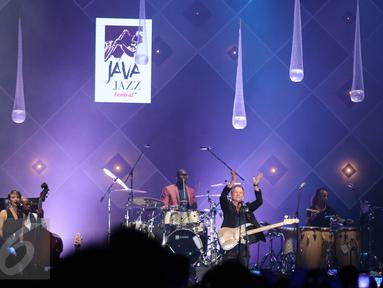 Musisi asal Inggris Sting tampil pada pagelaran Java Jazz Festival 2016 di BNI Hall, JIEXPO Kemayoran, Jakarta, Minggu (6/3). Penampilan musisi bernama lengkap Gordon Matthew Thomas Sumner itu menutup JJF dengan manis. (Liputan6.com/Herman Zakharia)