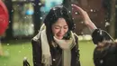 Tak lama kemudian, Im Sol menangis seolah dia teringat pertemuan pertamanya dengan Sun Jae yang berusia 34 tahun. (Foto: tvN via Soompi)