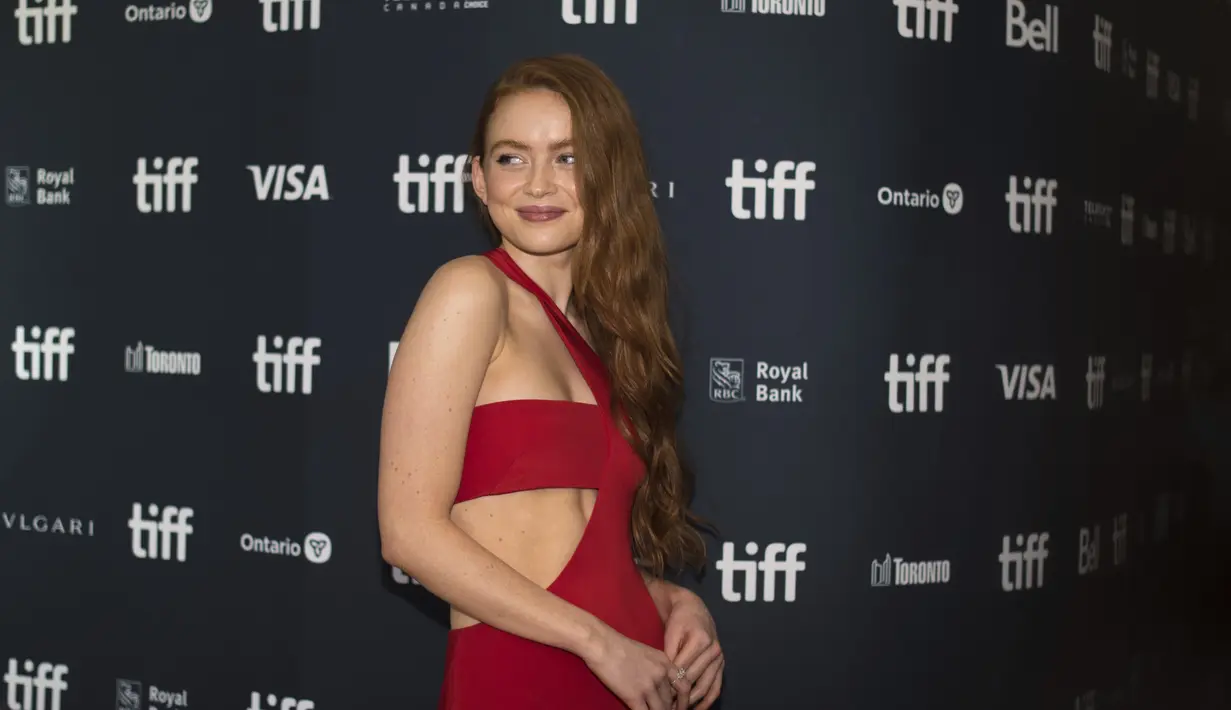 Sadie Sink berpose di karpet merah pada pemutaran perdana film "The Whale" selama  Toronto International Film Festival (TIFF). di Royal Alexandra Theatre, di Toronto, Ontario, Minggu (11/9/2022). Sadie Sink tampil memukau dalam gaun merah seksi. (Tijana Martin/The Canadian Press via AP)