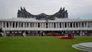 Namun, Otoritas IKN juga akan menggelar upacara 17 Agustus 2025 di Istana Garuda IKN di Penajam Paser Utara, Kalimantan Timur. Tampak dalam foto, pemandangan umum yang menunjukkan Istana Kepresidenan di Ibu Kota Nusantara, di Sepaku, Penajam Paser Utara, Kalimantan Timur, pada 17 Agustus 2024, selama perayaan yang menandai Hari Kemerdekaan Indonesia ke-79. (BAY ISMOYO/AFP)