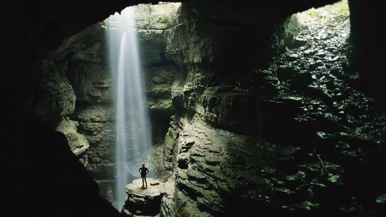 Terpukau oleh 5 Air Terjun Bawah Tanah di Pulau Jawa