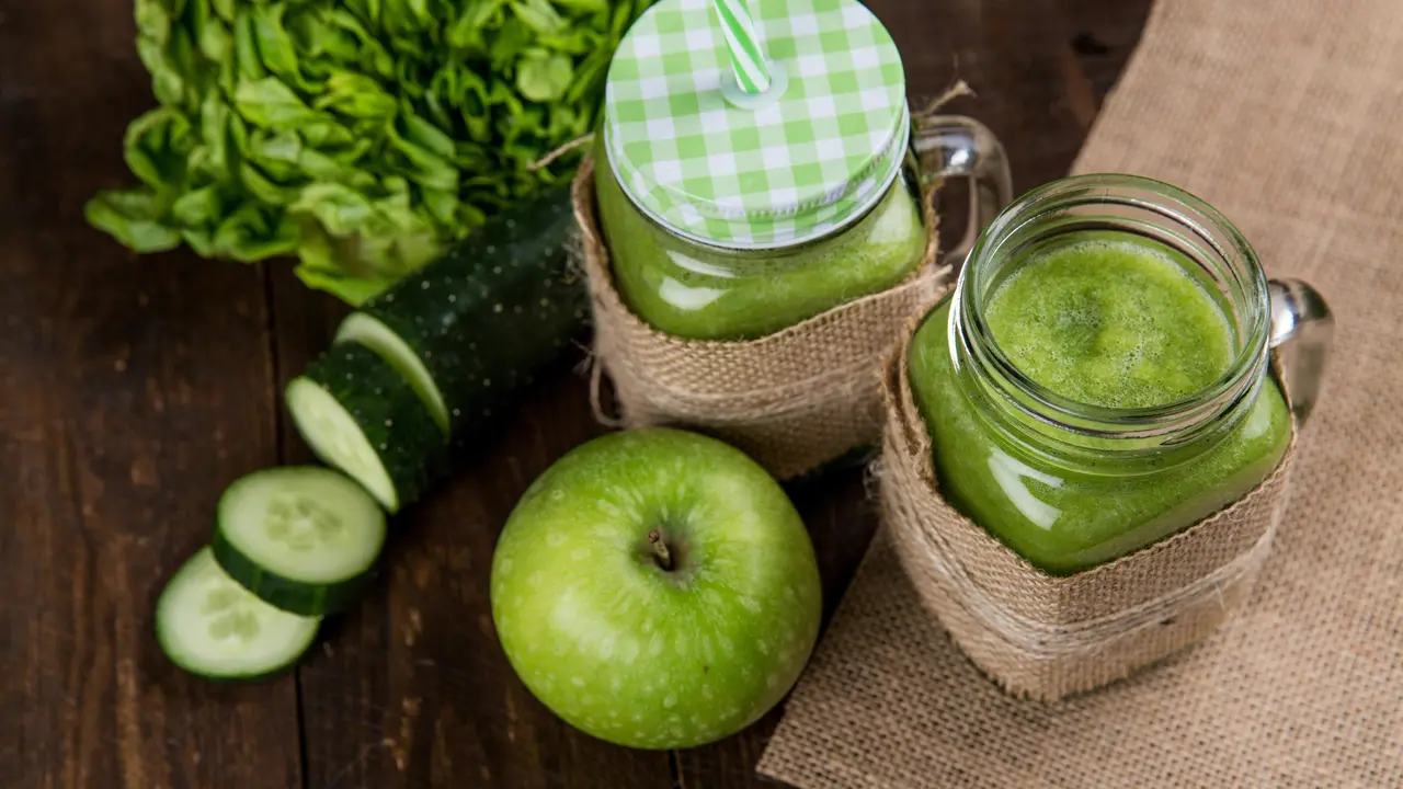 Smoothie buah dan sayur yang baik untuk kesehatan.
