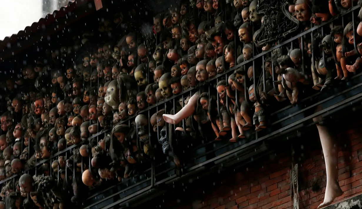 Sejumlah boneka seram dan menakutkan memenuhi  balkon rumah seorang kolektor bernama Etanis Gonzalez, di Caracas, Venezuela, 16 Juli 2016. (REUTERS/Carlos JASSO)