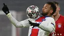 Penyerang Paris Saint-Germain (PSG), Neymar, mengontrol bola saat melawan Bayern Munchen pada laga Liga Champions di Allianz Arena, Kamis (8/4/2021). PSG menang dengan skor 3-2. (AFP/Christof Stache)