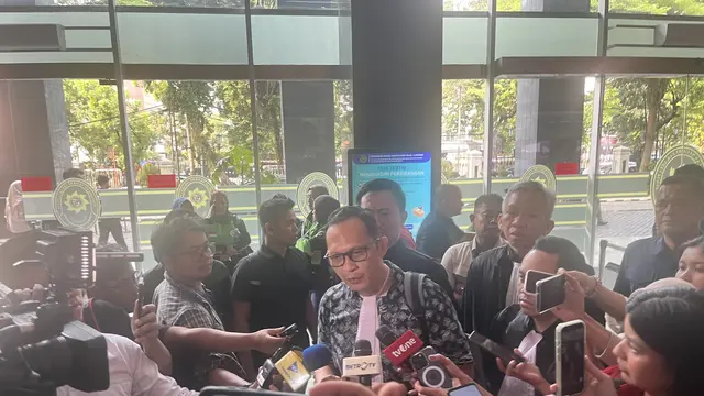 Anggota Jaksa Penuntut Umum sidang kasus korupsi pengadaan laptop chromebook tengah menjawab pertanyaan wartawan. (Liputan6/M Radityo Priyasmoro)