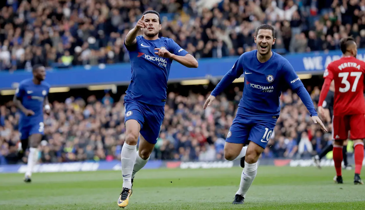 Pemain Chelsea, Pedro merayakan gol pertama untuk timnya saat melawan Watford dalam pertandingan Liga Inggris di stadion Stamford Bridge di London (21/10). Chelsea menang 4-2 atas Watford. (AP/Matt Dunham)
