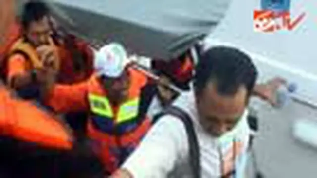 Perahu Relawan PLN Terbalik Diterjang Ombak