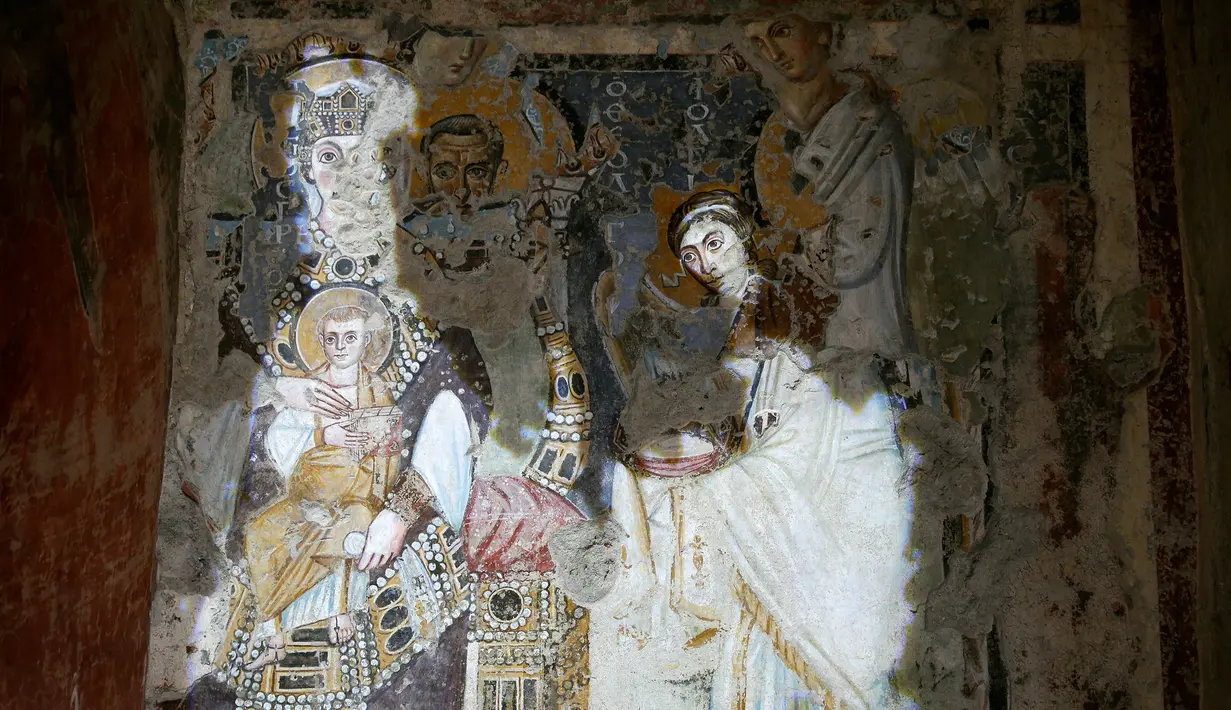 Lukisan dinding gereja Santa Maria Antiqua, Roma, Italia, 17 Maret 2016. Gereja Santa Maria Antiqua merupakan elemen kunci untuk memahami perkembangan budaya dan perkotaan dari Forum Romawi dan abad pertama periode Kristen. (REUTERS / Max Rossi)