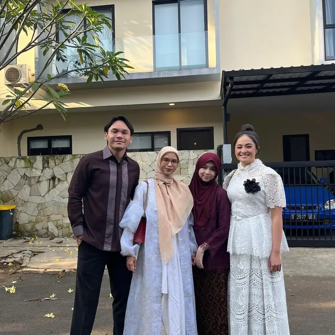 Gaya Kompak Marshanda dan Nesya Nabila, Ibu Kandung dan Sambung yang Dampingi Sienna Wisuda Kelulusan