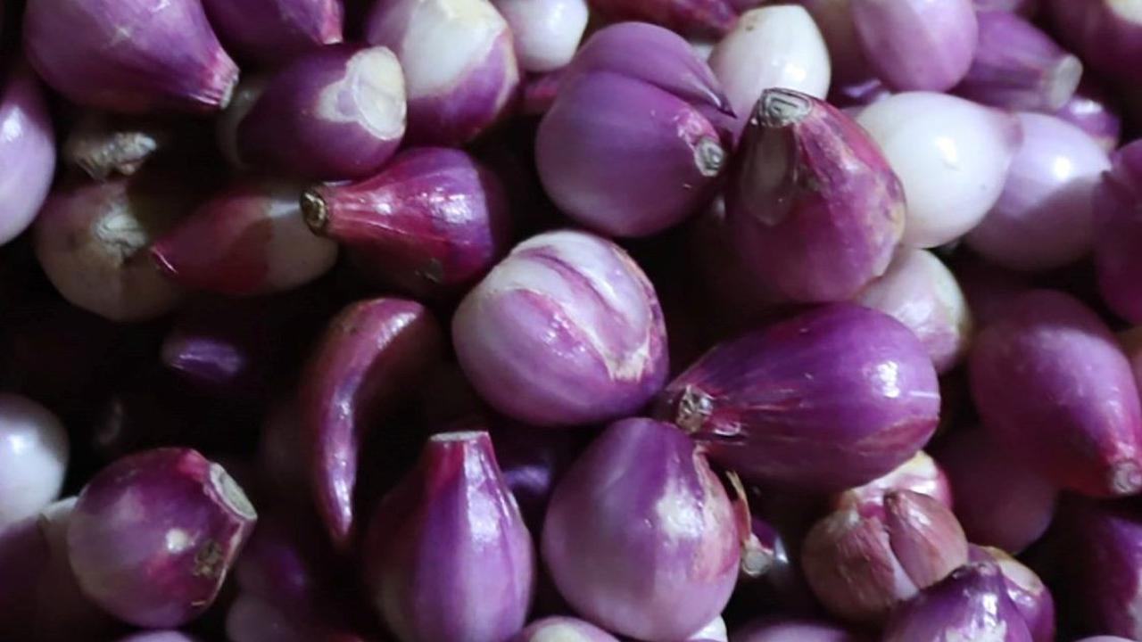 Pedagang menata bawang merah tengah harganya yang kembali turun di Pasar Kebayoran Lama, Jakarta, Selasa (30/04/2024). Foto: merdeka.com / Arie Basuki