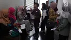 Peserta menghafal naskah saat mengikuti Kompetisi News Presenter dalam rangkaian Emtek Goes To Campus (EGTC) di Universitas Muhammadyah Malang, Selasa (25/9).(Liputan6.com/JohanTallo)