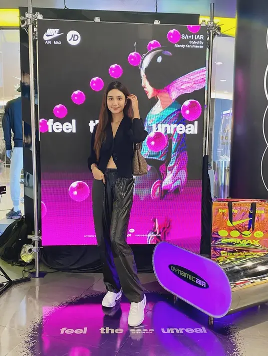 Padu padan kasual chic ala Mikha Tambayong pakai sweater hitam dan celana panjang yang juga berwarna hitam. [Foto: Instagram/miktambayong]