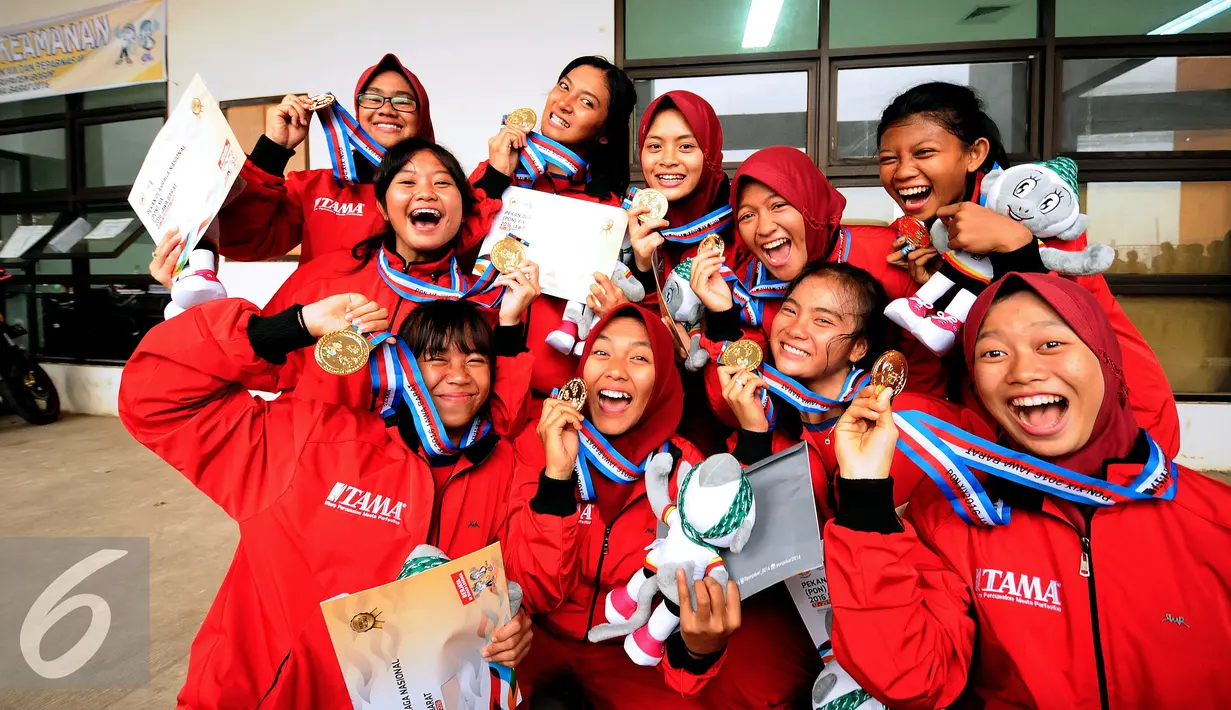 Tim Drum Band Putri Provinsi Banten mengekspresikan kegembiraan usai meraih emas nomor LKKB 2000 meter PON XIX Jabar di Stadion Pakansari, Bogor, Rabu (14/9). Ini merupakan emas pertama Banten di PON XIX Jabar. (Liputan6.com/Helmi Fithriansyah)