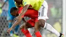 Pemain timnas Inggris, Raheem Sterling berebut bola dengan pemain Kolombia, Yerry Mina pada 16 besar Piala Dunia 2018 di Stadion Spartak, Selasa (3/7). Inggris lolos ke perempat final setelah menang adu penalti 4-3 atas Kolombia. (AP/Matthias Schrader)