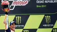 Ekspresi kegembiraan pebalap Repsol Honda, Marc Marquez, setelah menjuarai MotoGP Republik Ceska di Sirkuit Brno, Minggu (6/8/2017). (AP Photo/Petr David Josek)